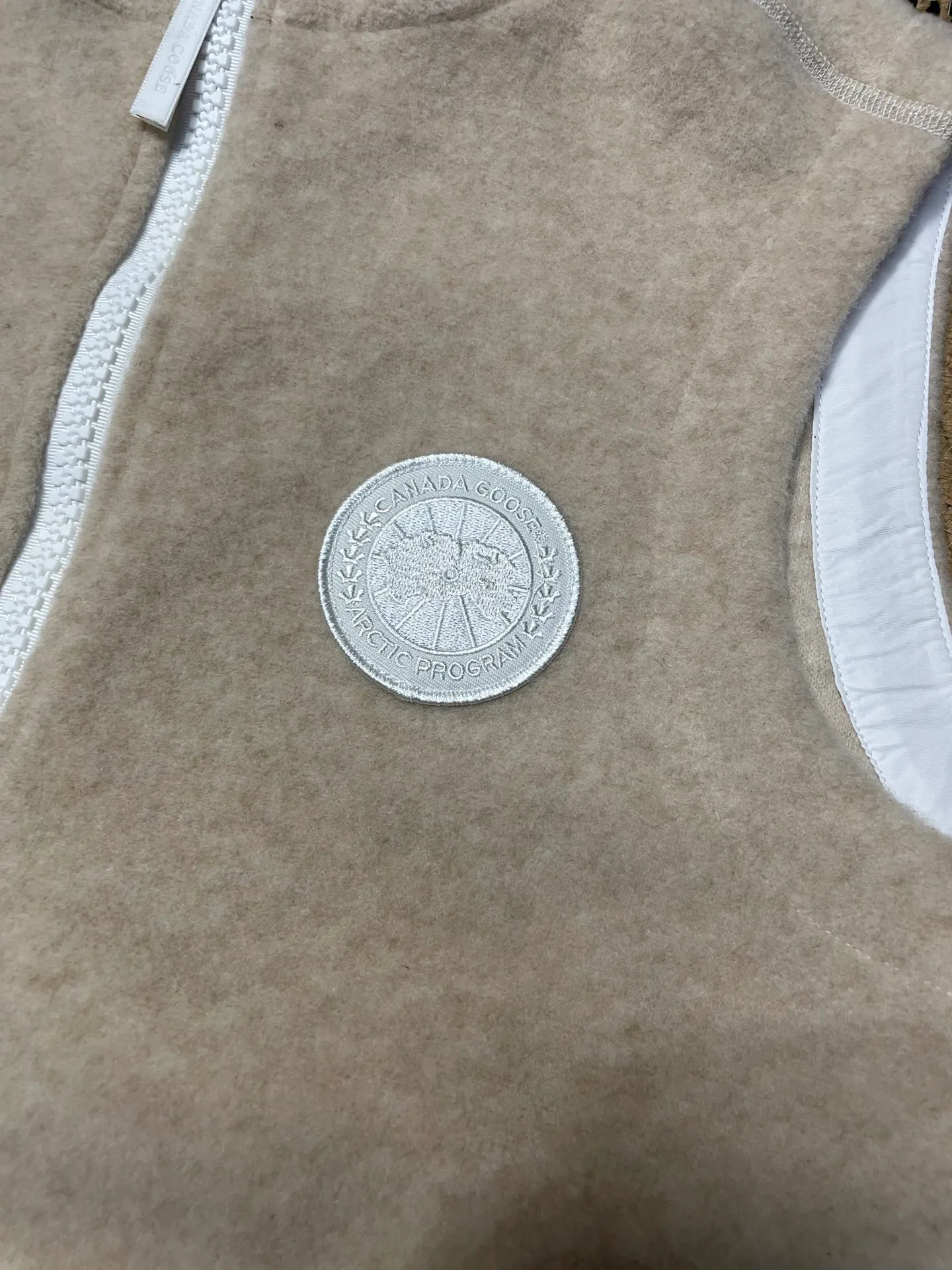 P600 Khaki CANADA GOOSE/Canada Goose Autumn and winter couple's fleece vest jacket 🔘Color: Black Gray Khaki Highest version Original fabric High version High quality) ⚠All details Fabric accessories craftsmanship (all 1:1 verified) (The owner is a "detail monster" so the goods he makes also pay attention to details) 1⃣ Distinguish the wrong version of the market goods: all go single line ❌ Our genuine 1:1 special machine presses the line (high requirements for machine workers) 2⃣ Differentiates the market from drawings and making goods. Fabric color difference is too big. You get what you pay for, not fast food. 3⃣ Differentiates the market from low-end versions to receive labels, hang tags, and wash labels. All our accessories are custom-made (approved level) 4⃣ Differentiates the market from the detail-free workmanship❌ Our workmanship: neckline, shoulder line, armholes, cuffs, hem (In order to increase the cost, we must also restore the original product: yoke taping, double needle threading🔍) Size: S-XXL